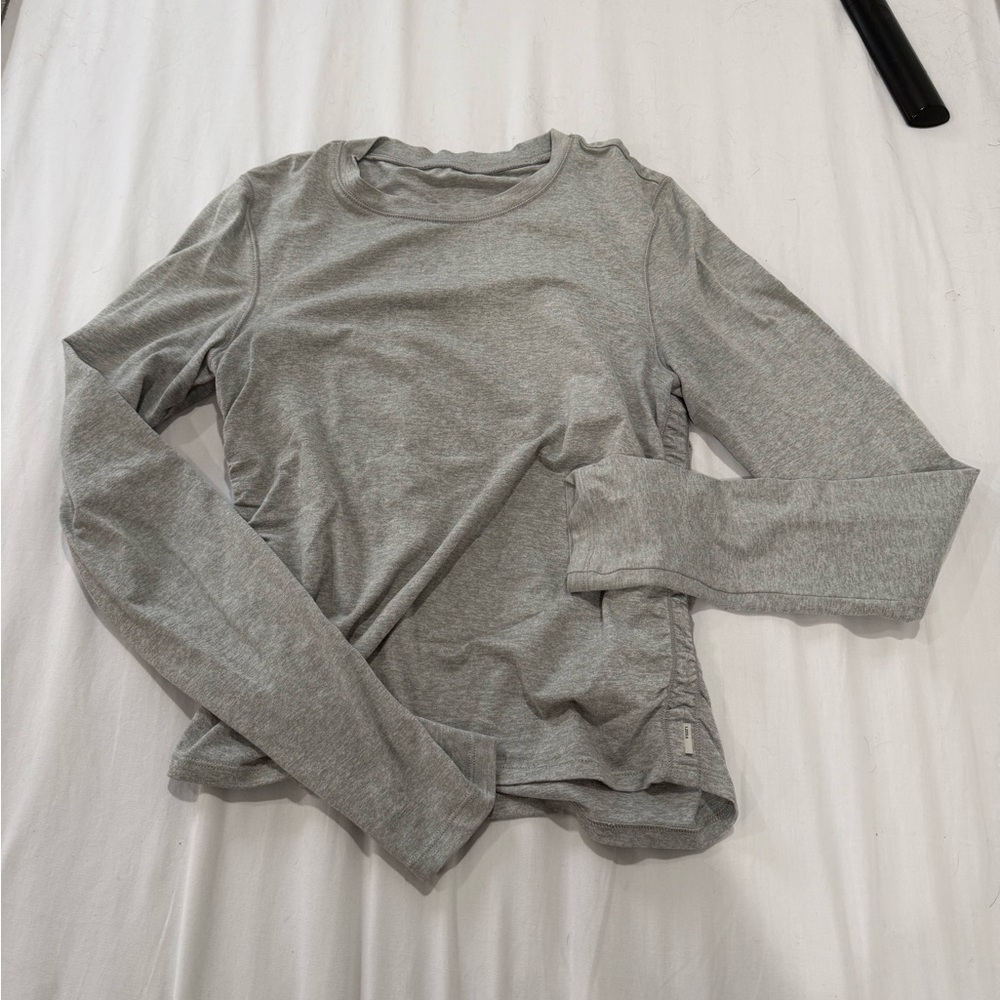 Vuori Halo ruched long sleeve top - Light grey - Size small - SMALL FLAWS